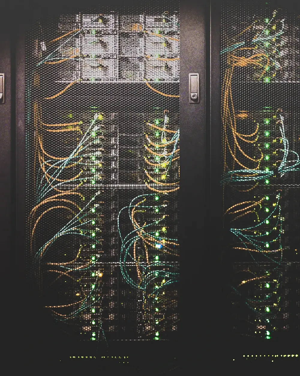 Sala de servidores con racks iluminados, infraestructura de red gestionada por MS Soluciones TI